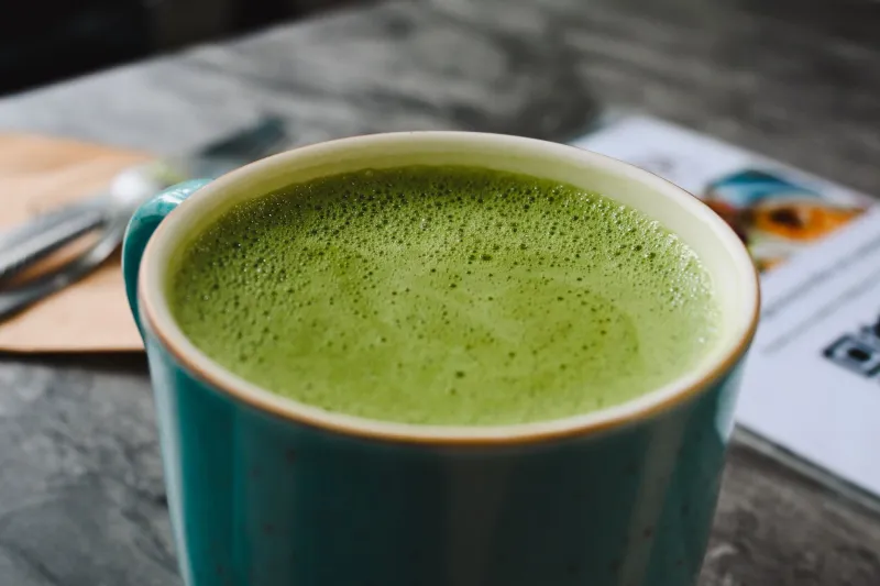 Café, thé ou matcha : quelle boisson chaude choisir pour bien démarrer la journée selon votre profil de santé ?