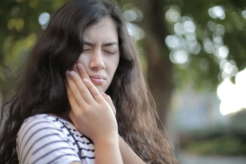 Hypersensibilité dentaire : identifier les vraies causes pour ne plus subir la douleur