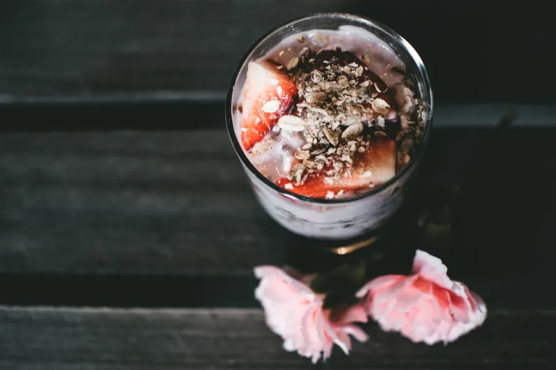 Yaourts, barres protéinées, jus de fruits : ces aliments « vertueux » qui cachent autant de sucre qu'une pâtisserie
